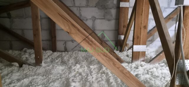 Piana na stropie przy ścianie szczytowej z bloczków