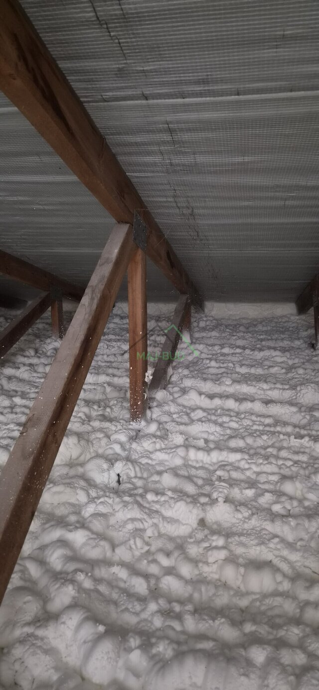 Równa warstwa piany na stropie wzdłuż całego poddasza