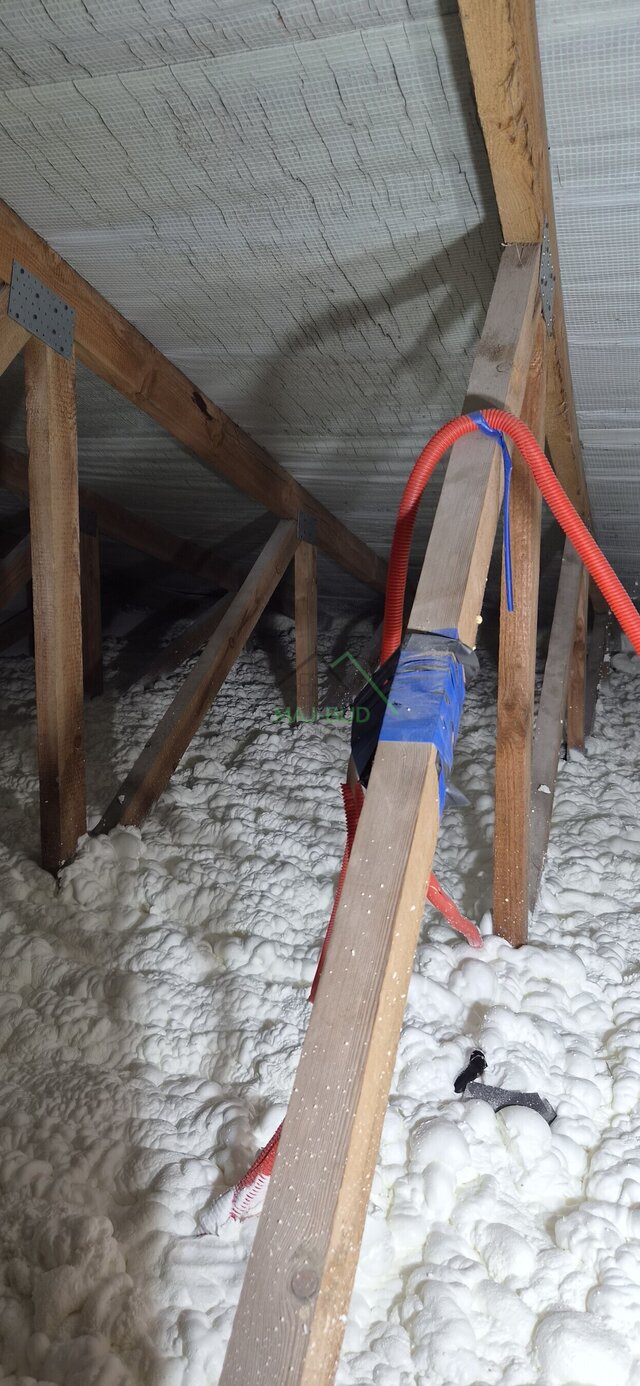 Przewody elektryczne poprowadzone nad warstwą piany