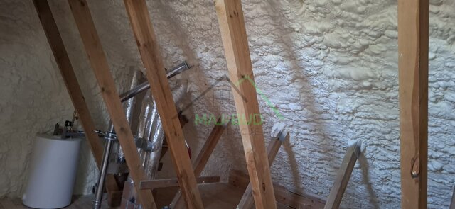 Połać dachu po natrysku – piana wokół przewodów instalacji