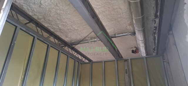Piana na stropie nad stalową kratownicą przy ścianie