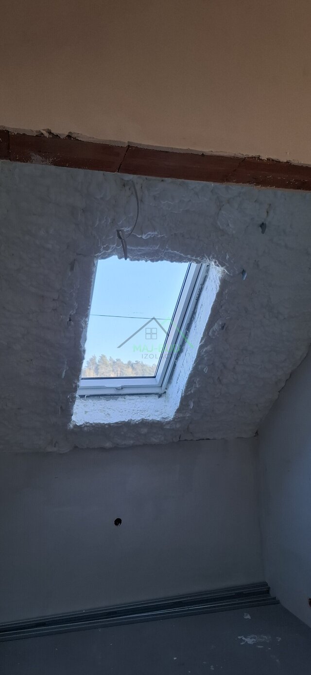 Okno dachowe w skosie po natrysku, ościeże obrobione pianą