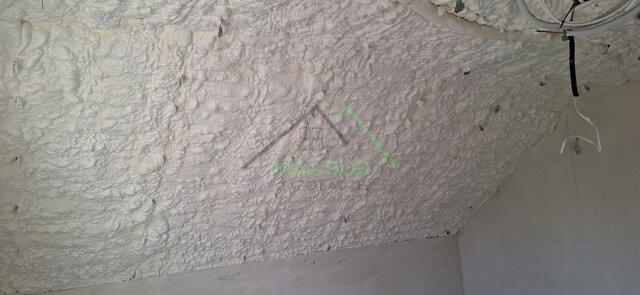 Jednolita warstwa piany na skosie z wyprowadzonymi przewodami elektrycznymi