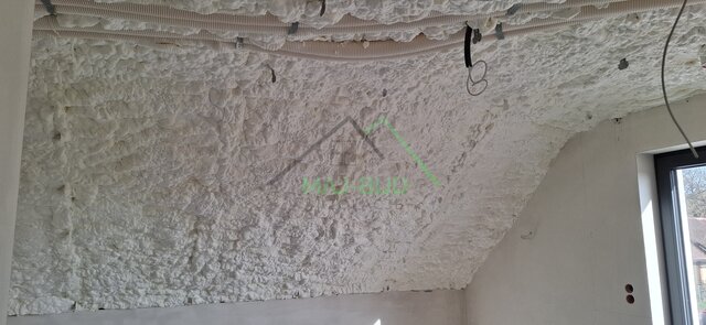 Skos po natrysku przy oknie w ścianie zewnętrznej